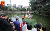 Người dân Thủ đô thích thú nghe hát quan họ tại Văn Miếu - Quốc Tử Giám